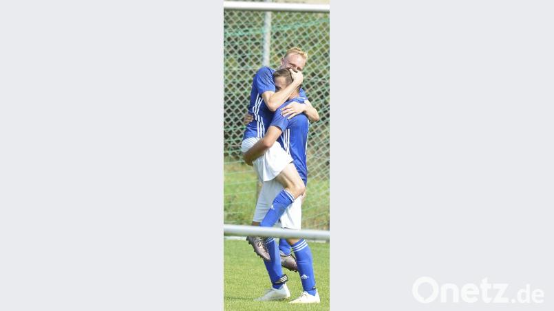 Der Ensdorfer Torschütze Johannes Luschmann (links) feiert mit Vorlagengeber Andreas Weiß (rechts) seinen Torerfolg. Bild: Ziegler