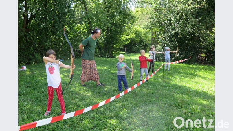 Betreuer Johannes Bodensteiner führte die Kids in die Kunst des Bogenschießens ein. Bild: jzk
