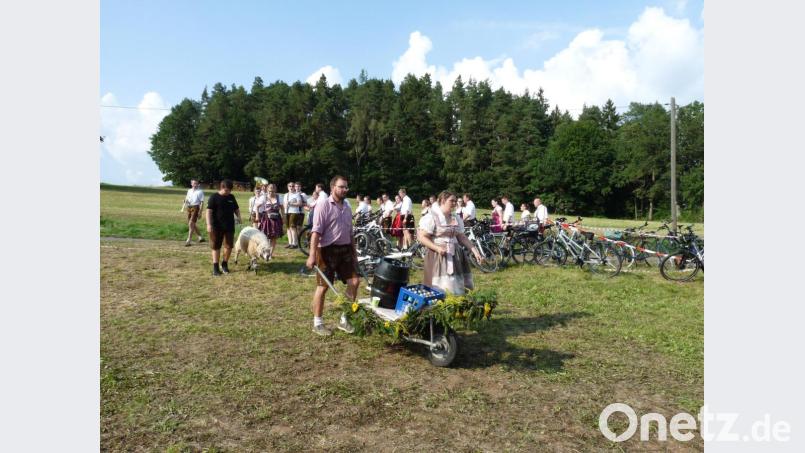 Die Kirwapaare sind komplett, das Austanzen kann beginnen. Bild: rlö