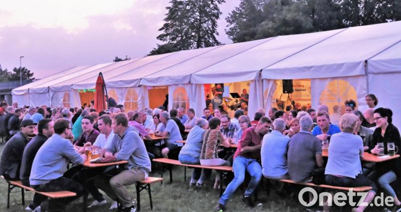Bei angenehmen Temperaturen waren beim Naabfest alle Tische im Freien belegt Bild: twi