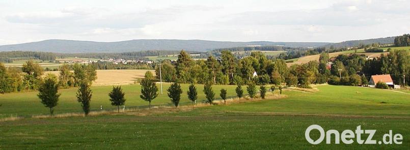 Mit der Toskana hatte Schauspielerin Johanna Liebeneiner den Blick vom Balkon des Hauses verglichen, als sie zur Zeit der Luisenburg-Festspiele in Bernlohe wohnte. Diese Idylle wird einer Leitplanken-Romantik weichen, wenn die "Nageler Straße" einmal ausgebaut ist. Bild: ld