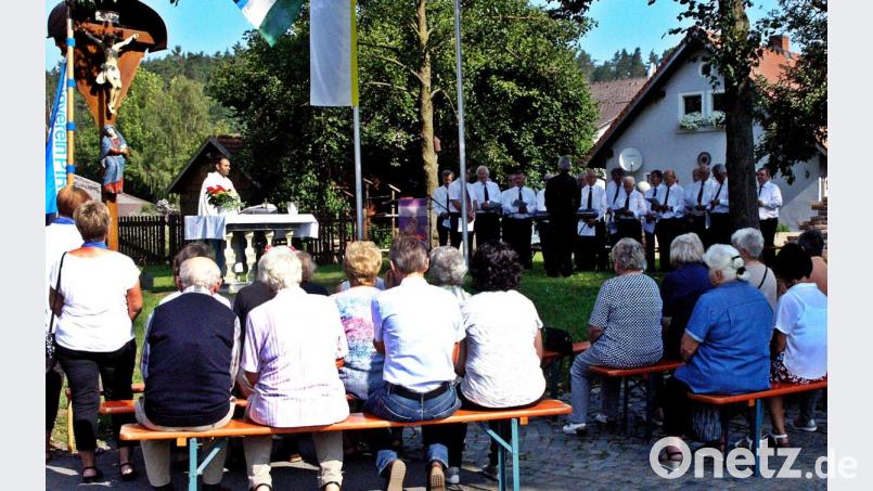 Mit einem Freiluftgottesdienst beginnt die Enzenriether Kirwa. Bild: zer