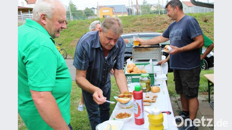Anton Meister (links) waren die Knackersemmel Regensburger Art zu verdanken. Nicht nur Beppo Brewitzer (Zweiter von links) ließ sich die Grillwurst mit süßem Senf, Ketchup, Meerrettich, Röstzwiebel und Gurken schmecken. Bild: prh