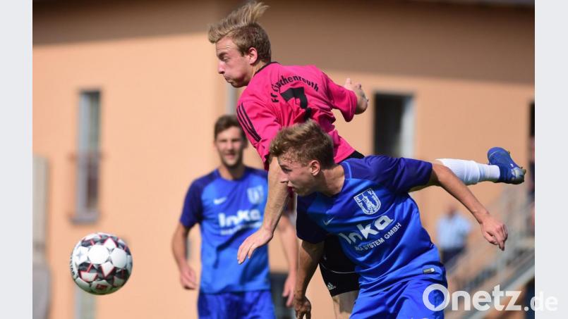 Der FC Tirschenreuth zog gegen Bavaria Waischenfeld unglücklich mit 1:2 den Kürzeren. Das Bild zeigt Lukas Schön im Kopfballduell mit Gästespieler Aaron Beyer (rechts). Bild: Schrems