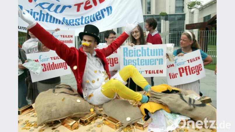 Nur eine Neiddebatte? Eine Demo vor dem Bundeskanzleramt in Berlin für eine stärkere Besteuerung von Reichtum. Auch die SPD fordert jetzt die Wiedereinführung der Vermögenssteuer. Bild: Wolfgang Kumm dpa/lbn