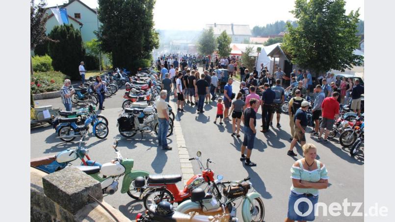 Dicht umlagert waren die aufgestellten Maschinen. Erinnerungen wurden bei vielen wieder wach - „Wie war das doch damals? ………) Der Festplatz war voll – über 200 Maschinen standen zur Besichtigung. Bild: att