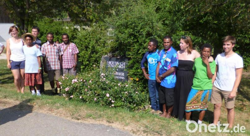 Die Jugenddelegation aus Wantoat mit den Jugendlichen aus dem Dekanat Hersbruck, die vor zwei Jahren Papua-Neuguinea besucht hatten, beim Gedenkstein für Johann Flierl in Buchhof. Bild: exb