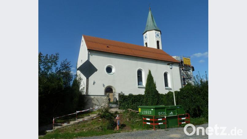 Im Jahr 1990 erfolgte die Außensanierung der Kirche St. Bartholomäus, die sich hoch über Wildeppenried erhebt. Bild: Portner