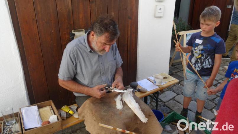 Begehrt sind bei den Buben selbst bemalte Pfeile. Lothar Breinl hat die Gänsefedern dazu. Bild: hka