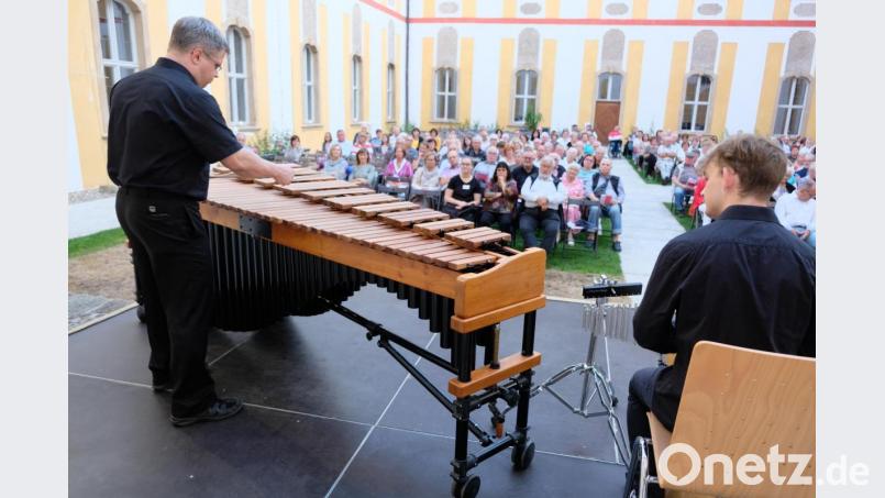Unvergleichlich meditative Momente verliehen dem Abendkonzert im Innenhof des Klosters die &quot;Träumereien&quot; auf dem Marimbafon. Gestaltungskunst bewiesen dabei die einheimischen Solisten Klaus Rosner und Leon Neudert. Bild: do