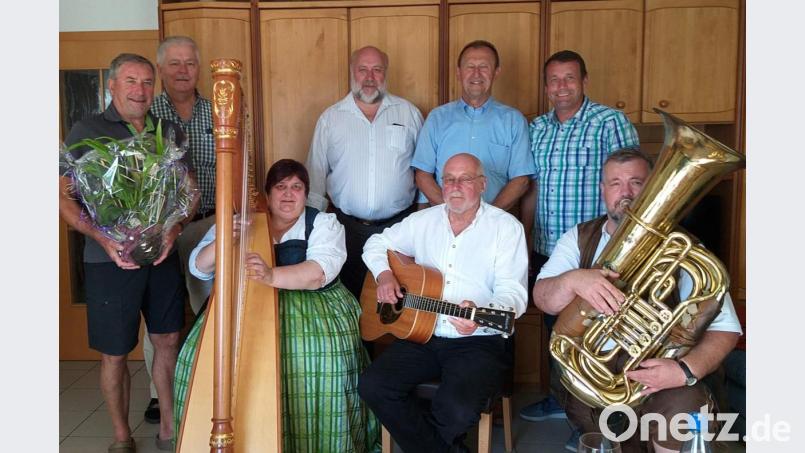 Die Schnaittenbacher Gruppe Blecherne Sait’n“ (vorn, von links: Ingrid Gericke, Josef Donhauser und Franz Gericke) wird in der Kategorie Volksmusik mit dem Kulturpreis des Bezirks Oberpfalz ausgezeichnet. Dazu gratuliert auf Initiative von stellvertretendem Bürgermeister Uwe Bergmann (hinten rechts) eine SPD-Delegation mit Bezirksrat Richard Gaßner (Zweiter von rechts), Ex-MdL Reinhold Strobl (Zweiter von links) und Stadtrat Rudolf Bergmann (links) sowie der stellvertretende Bezirksvorsitzende des Nordbayerischen Musikbunds, Werner Stein (hinten Mitte). Bild: u