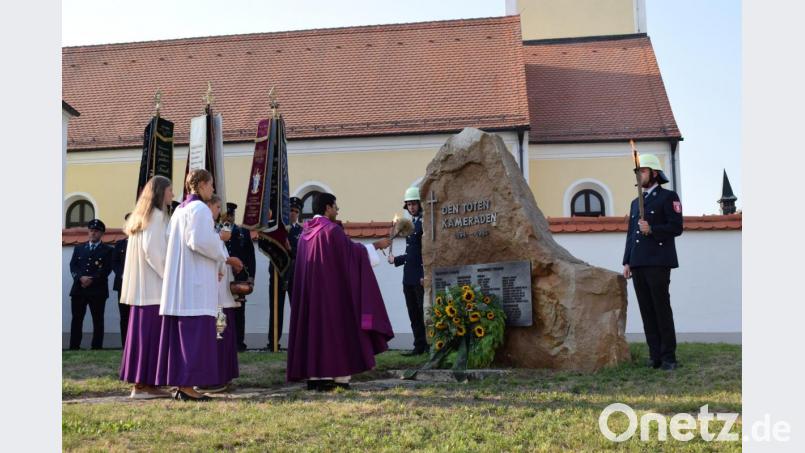 Zum Totengedenken erinnerte Pater Binu an die verstorbenen Vereinsmitglieder und schloss sie in sein Gebet ein. Bild: bnr