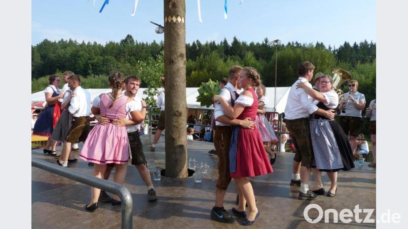 Die Breitenbrunner Kirwapaare zeigen die überlieferten Brauchtumstänze. Bild: rlö