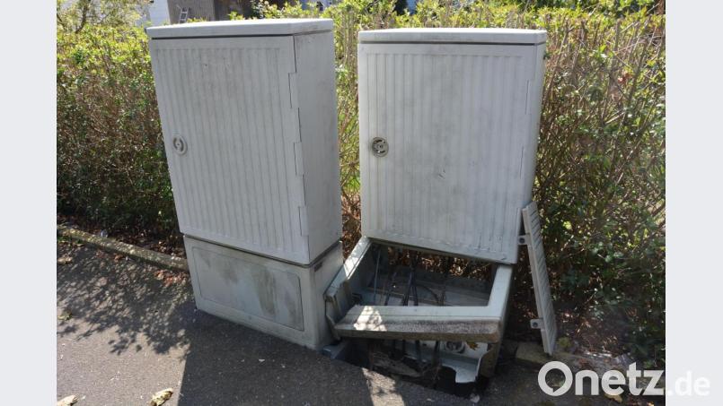 Franz Lingl aus Waldsassen vermutet, dass dieser kaputter Verteilerkasten schuld ist, dass er seit 14 Tagen auf seinen Fernseher verzichten muss. Repariert wurde bisher nichts. Laut "Vodafone Kabel Deutschland GmbH" gebe es trotz kaputten Kastens keine Störung. Bild: jr