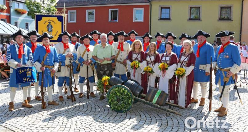 Stark vertreten war auch die Flosser Landwehr mit Marketenderinnen. Sie bekamen ein eigenes Fass Bier als Sold. Bild: mef