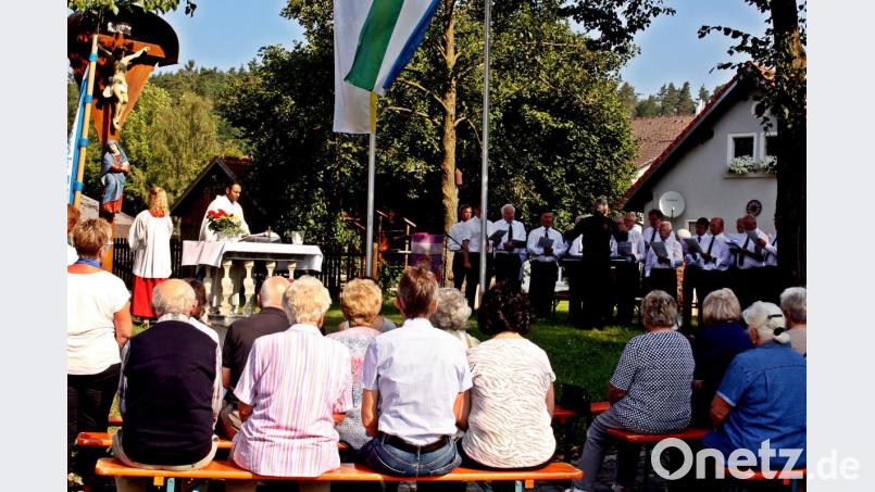 Mit einem Freiluftgottesdienst beginnt die Enzenriether Kirwa. Bild: zer