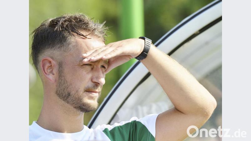 Nach der Roten Karte in der Rolle des Zuschauers: Benjamin Scheidler, Spielertrainer des 1. FC Schlicht. Bild: Ziegler