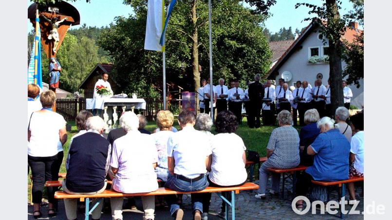 Mit einem Freiluftgottesdienst beginnt die Enzenriether Kirwa. Bild: zer