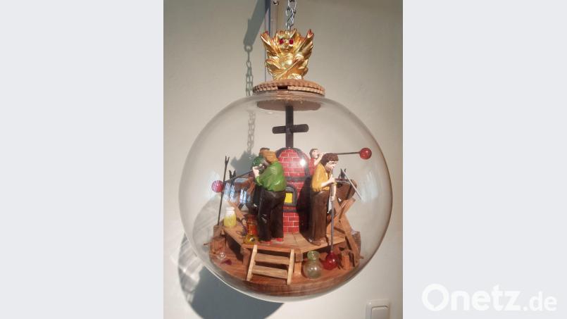 Mit einer Pinzette hat Josef Krottenthaler jedes Detail in der Glaskugel an seine Stelle gebracht. Ein voller Bierkrug zeigt, dass die Glasmacher bei der schweißtreibenden Arbeit viel Durst hatten. Bild: hba