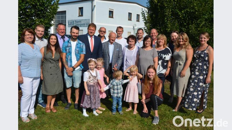 Seinen 85.Geburtstag feierte am Sonntag Rupert Leiß (Mitte, mit Ehefrau Magdalena). Dazu gratulierten die große Familie sowie Zweiter Bürgermeister Stefan Grillmeier (links neben dem Jubilar). Bild: jr
