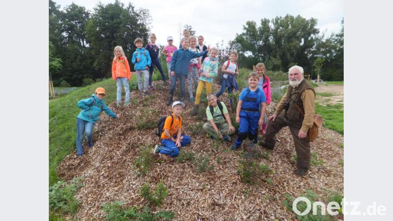 Einen kurzweiligen Vormittag erlebten die Kinder beim AOVE-Ferienprogramm auf der Gockelwiese mit Gerd Ponkratz (rechts). Bild: ibj