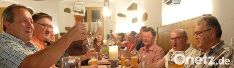 Am Kirwasamstag laden die „Bierdeckelschlamperer“ zu ihrer Jahreshauptversammlung ins
Gründungslokal Gasthof Bodensteiner ein. Im Laufe des Abends erklingt nach dem Verzehr des knusprigen Spanferkels beim gemeinsamen Anstoßen wiederholt ein dreifach kräftiges 
„Schlamp-Schlamp“ als Schlachtruf. Bild: ohr