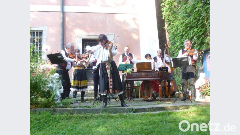 Die Zymbalgruppe „FolkloreClassic“ begeisterte bei den Wurzer Sommerkonzerten mit ungewöhnlichen Klängen. Bild: tie