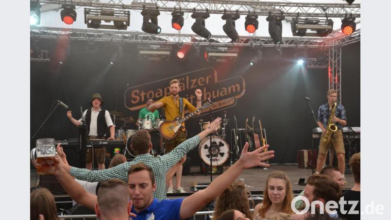Die &quot;Stoapfälzer Spitzbuben&quot; reißen die Kirwagäste über Stunden hinweg mit. Bild: ens