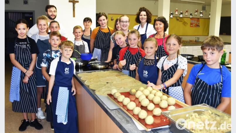 Die Kinder mit den beiden Kursleitern und dem Helferteam in der Schulküche der Illschwanger Grundschule. Bild: no