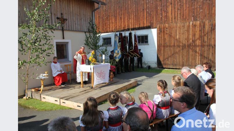 Da die Bartholomäuskirche renoviert wird, ist der herrlichen Festgottesdienst in der „Basilika Natur“ gefeiert worden. Bild: frd