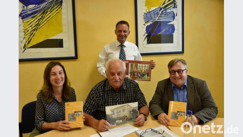 Fotopuzzle, wie sie Bürgermeister Jens Meyer (stehend) und Seniorenbeauftragter Alfons Heidingsfelder (sitzend, Mitte) in der Hand halten, können die Senioren demnächst selber gestalten. Über weitere Neuerungen im Programm informierte Susanne Meichner, Leiterin des Maria-Seltmann-Hauses. Lob gab es dafür von ihrem Chef, Dezernent Wolfgang Hohlmeier (rechts). Bild: Porsche