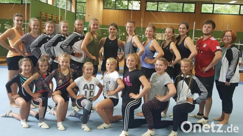 Mit fast 20 Turnerinnen reiste die Turngemeinschaft Tirschenreuth vor kurzem wieder ins Landesleistungszentrum nach Hof. Im Bild die Turnerinnen mit ihren Trainerinnen Saskia Dürbeck, Anna Schramm, Moritz Helgert und Silke Rosner. Bild: Lindner, Belinda