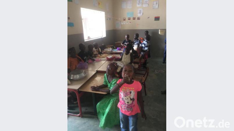 Kinder der Emma School in Gambia. Dank Unterstützung der Gambiahilfe von Inge Iberl bekamen sie ein Ferienrogramm geboten, das sehr vielfältig, informativ und interessant war und allen großen Spaß machte. Bild: exb
