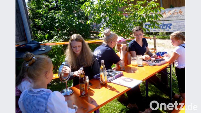Den kleinen Festbesuchern stand eine Spielecke mit Strohballenrutsche, Sandspielplatz und Kinderschminken zur Verfügung. Bild: lts