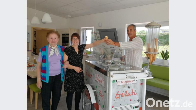 Die Gäste der AWO Tagespflege staunen nicht schlecht, als ein Eiswagen des Café Friedrich anrollt. Bild: hos