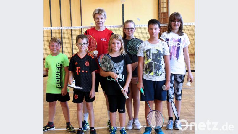 Die Kinder versuchen sich im Badminton. Bild: Martin Käck