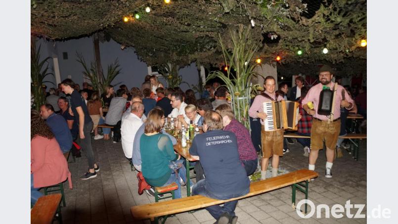 Beim Weinabend der Freiwilligen Feuerwehr unterhielt das Duo „Dani und Flo“ mit zünftiger Musik in angenehmer Lautstärke. Bild: weu