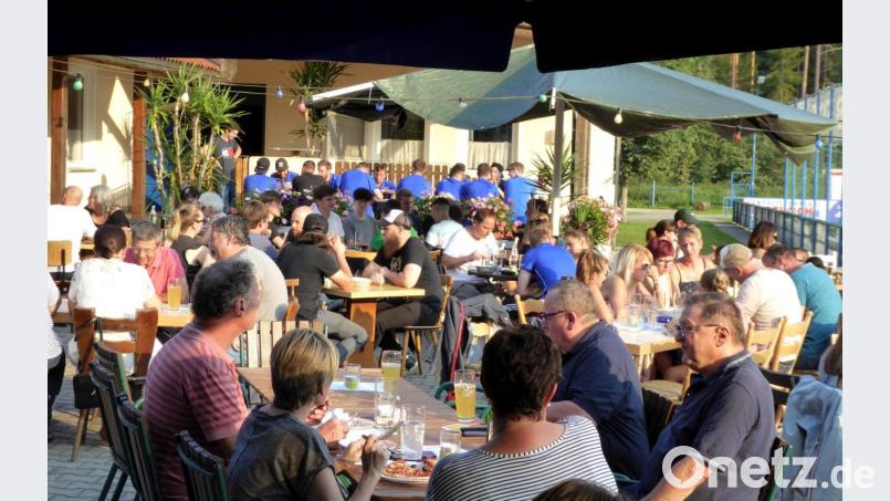 Leckere Salate am Büffet und feine Pizzen aus dem Ofen begeistern die Gäste am späten Nachmittag bei der „Italienischen Nacht“ des Sportvereins bis in die Abendstunden. Bild: fsb