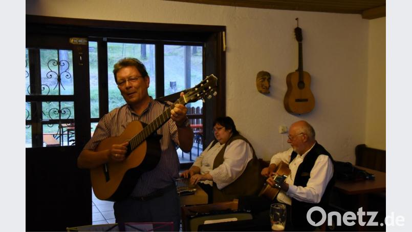Franz Schötz (links) und die Blechernen Sait´n animieren die vielen Besucher in der Buchberghütte zum Mitsingen. Bild: nag
