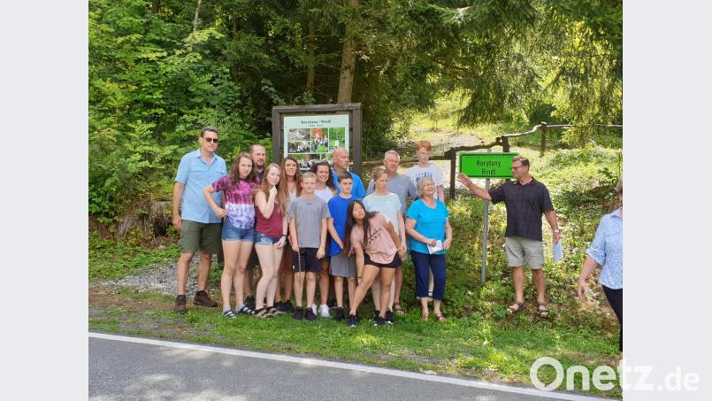Das Gruppenbild entstand am Hinweisschild in Korytany (Rindl), das an die ehemalige Ortschaft, wenige Kilometer von Schwarzach erinnert. Bild: Hans Vogl/exb