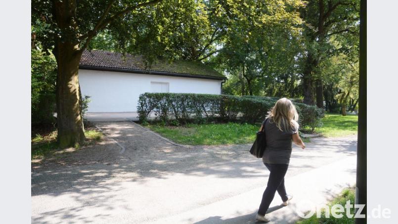 Auch nach drei Beschlüssen zum Abbruch steht das Handreinigerhäuschen im Park noch. Jetzt unternimmt die CSU einen Vorstoß zur Renovierung. Derweil haben Bauhof-Mitarbeiter die Fassade auf einer Seite schon mal frisch gestrichen. Bild: Gabi Schönberger