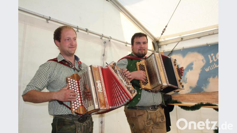 Für Stimmung im Zelt und im Freien sorgte am Nachmittag das Duo Andreas Hofmeister und Felix Ach. Bild: frd