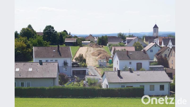 Momentan herrscht noch Betriebsruhe. Doch schon ab kommenden Mittwoch werden im Baugebiet "Bachstraße I" wieder die Bagger rattern. Bild: du