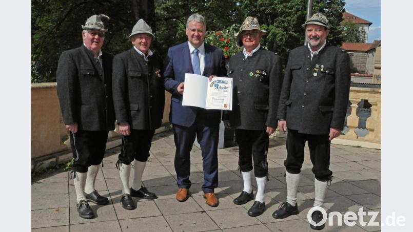 Landrat Richard Reisinger (Mitte) ernennt den bisherigen Vorsitzenden der Kurfürstlichen Böllerschützen, Günther Strobl (Zweiter von rechts) zum Ehrenvorsitzenden. Reinhard Maag (rechts) trat Strobls Nachfolge an. Mit im Bild (von links) Schriftführer Wolfgang Moll und stellvertretender Vorsitzender Fritz Seegerer. Bild: Christine Hollederer