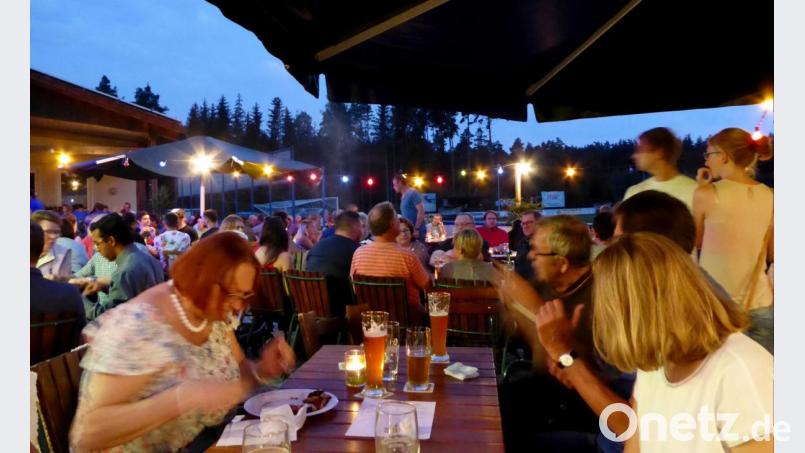 Leckere Salate am Büffet und feine Pizzen aus dem Ofen begeistern die Gäste am späten Nachmittag bei der „Italienischen Nacht“ des Sportvereins bis in die Abendstunden. Bild: fsb