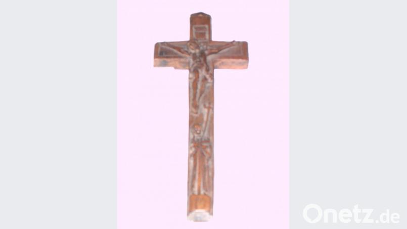 Das Holzkreuz, mit dem der Pfarrer den Päpstlichen Segen spendet. Bild: hl