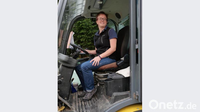 Auch auf dem Lader kann der firschgebackenen ausgebildeten Landwirtin keiner etwas vor machen. Bild: tr