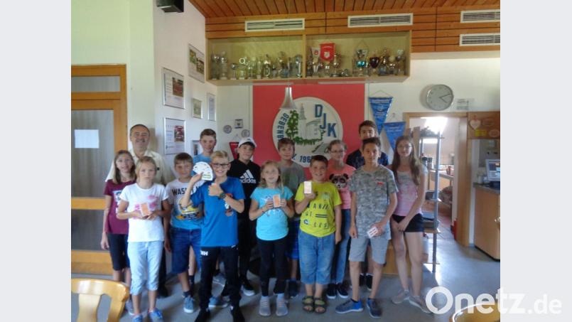 Einen Schafkopfkurs bieten die Gebenbacher Freien Wähler, unter ihnen Vorsitzender Peter Dotzler (hinten links) und Schriftführer Wolfgang Dotzler (hinten rechts) den Kindern als Ferienprogramm an. Bild: dpe