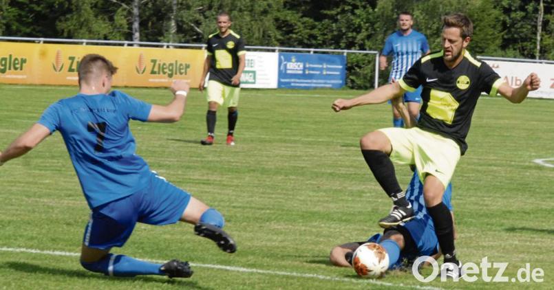 Die Tremmersdorfer Marcel Scherl (links) und Matthias Ferstl (blau am Boden) versuchen, den Plößberger Matthias Freundl vom Ball zu trennen. Die Elf von Trainer Harald Walbert musste sich erstmals in dieser Saison geschlagen geben. Die Partie gegen den FC Tremmersdorf ging auf eigenem Platz mit 1:2 verloren. Bild: gb
