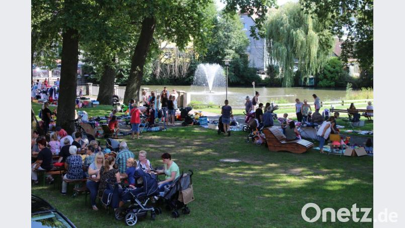 Beim Kindersachen-Flohmarkt gibt es viele Sachen zu günstigen Preisen. Bild: sne